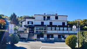 A two-story building with a sign indicating "koblar" and "SOBE CAMERE ZIMMER ROOMS". - Rooms Koblar (Piran)