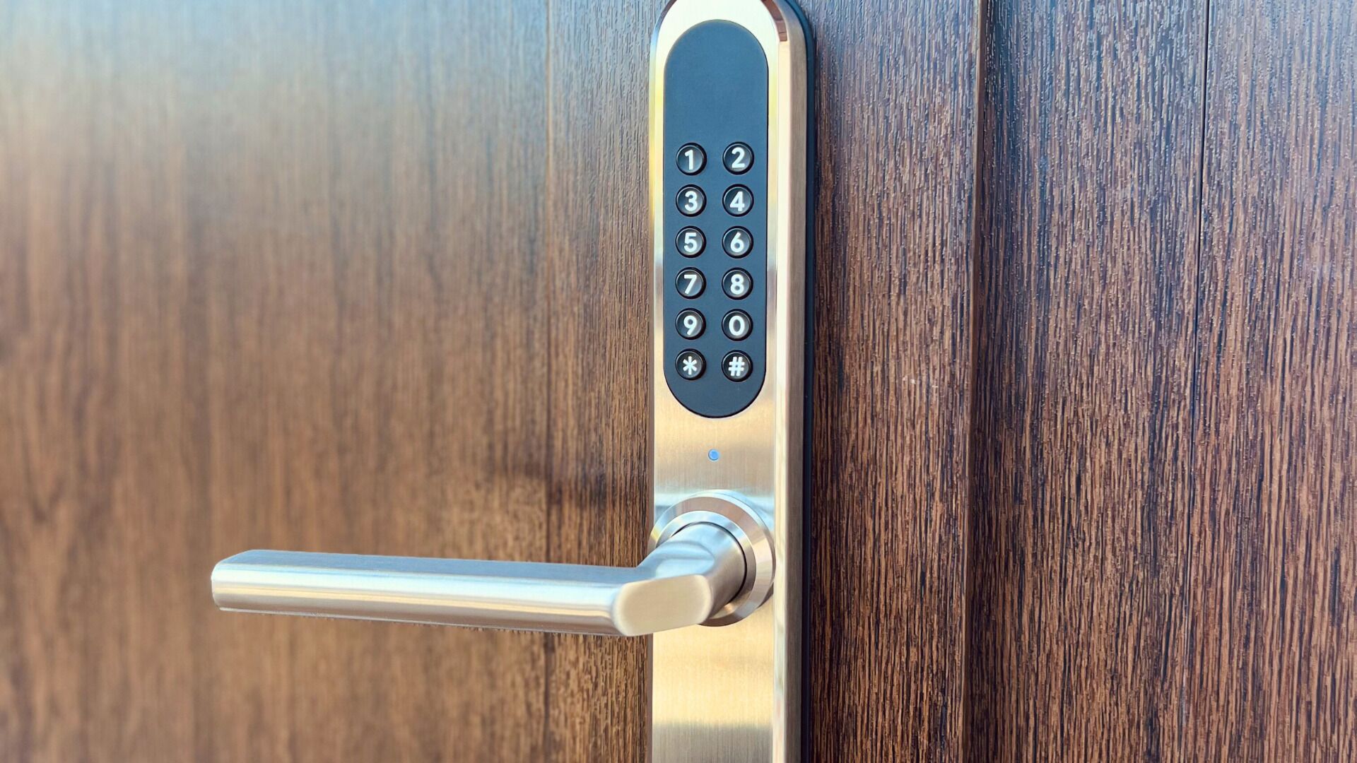 Una puerta moderna con teclado numérico y manija metálica.