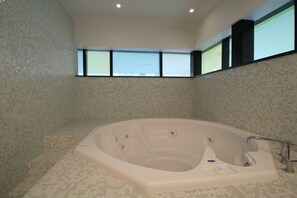 Indoor spa tub - City Santa Fe Apartment 906 (Mexico City)