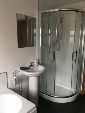 House, 3 Bedrooms | Bathroom | Separate tub and shower, free toiletries, hair dryer, towels
