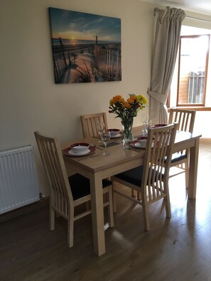 Ferienhaus, 3 Schlafzimmer | Essbereich im Zimmer