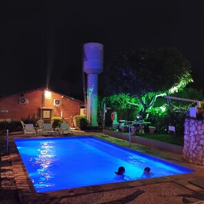 Una piscina al aire libre