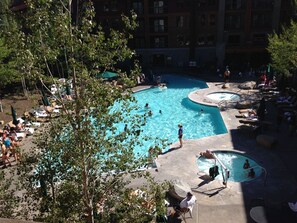Una piscina al aire libre, una piscina climatizada