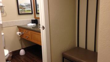Combined shower/tub, jetted tub, hair dryer, towels