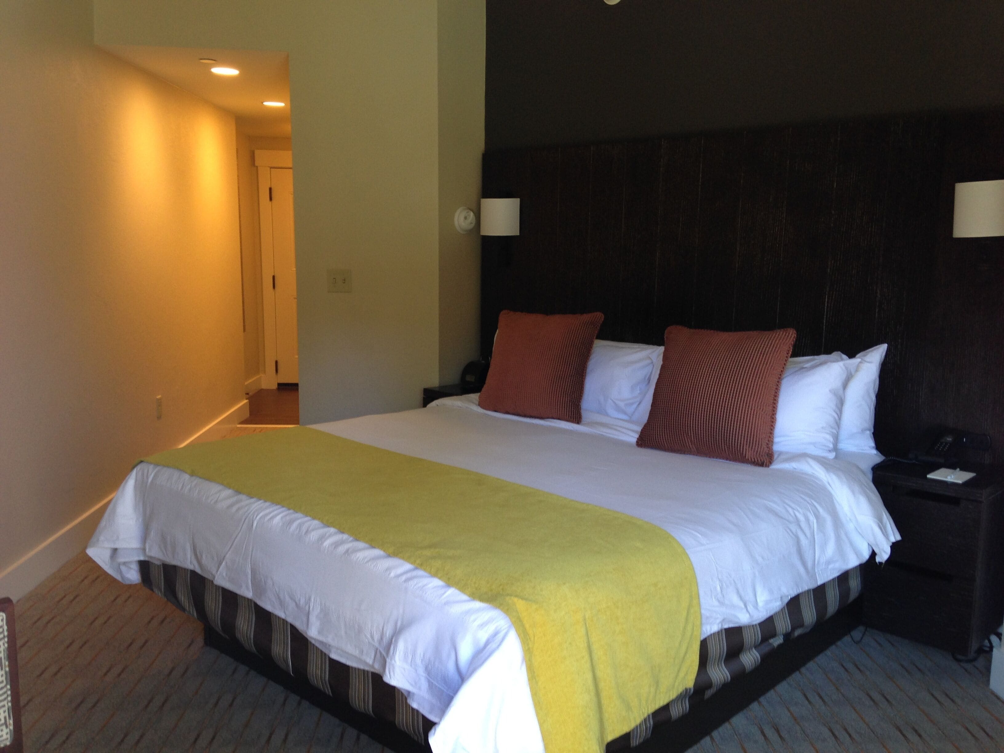 2 bedrooms, in-room safe, desk, iron/ironing board