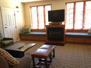 Smart TV, lareira, videogames, DVD player