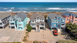Une propriété située en bord de mer, comprenant plusieurs maisons, un espace de stationnement et offrant une vue sur l’océan.
