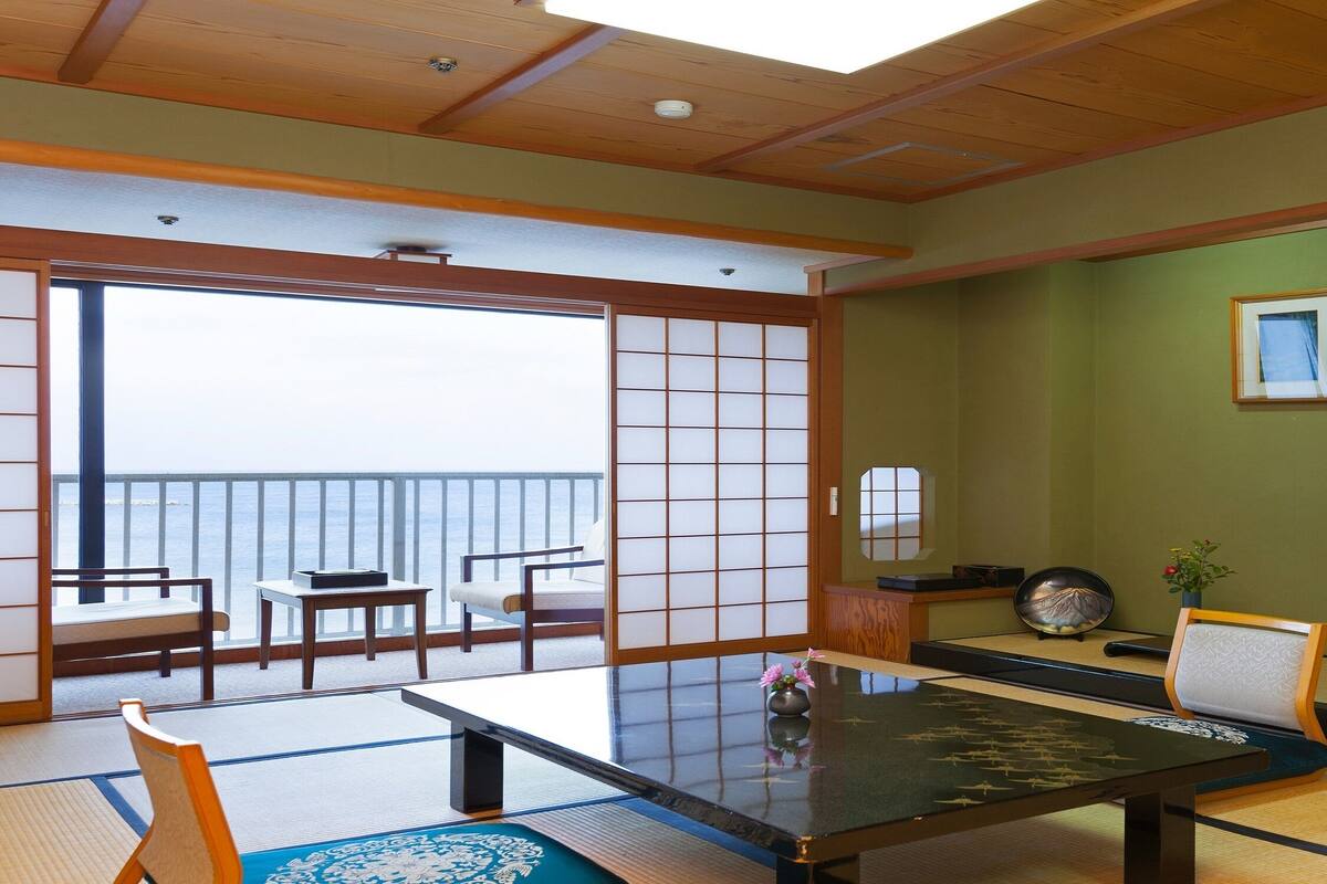 Brankas dan meja kerja