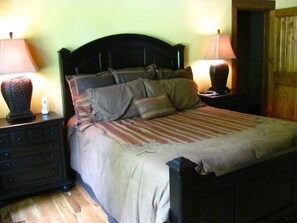 4 bedrooms, desk, iron/ironing board, WiFi