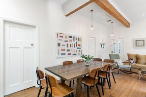 Dining - RYE Cottage -live like a local, foxtel, dog friendly+ BONUS* NIGHTS OFFERS 2026. (Rye)