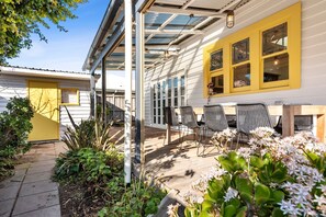 Outdoor dining - RYE Cottage -live like a local, foxtel, dog friendly+ BONUS* NIGHTS OFFERS 2026. (Rye)
