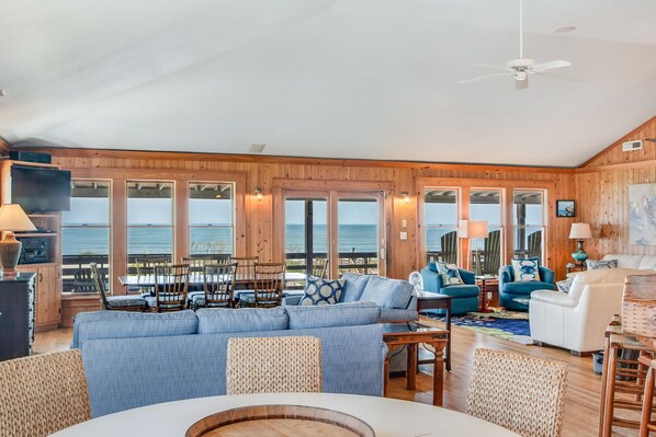 Fernseher, DVD-Player, Tischfußball, Tischtennisplatte