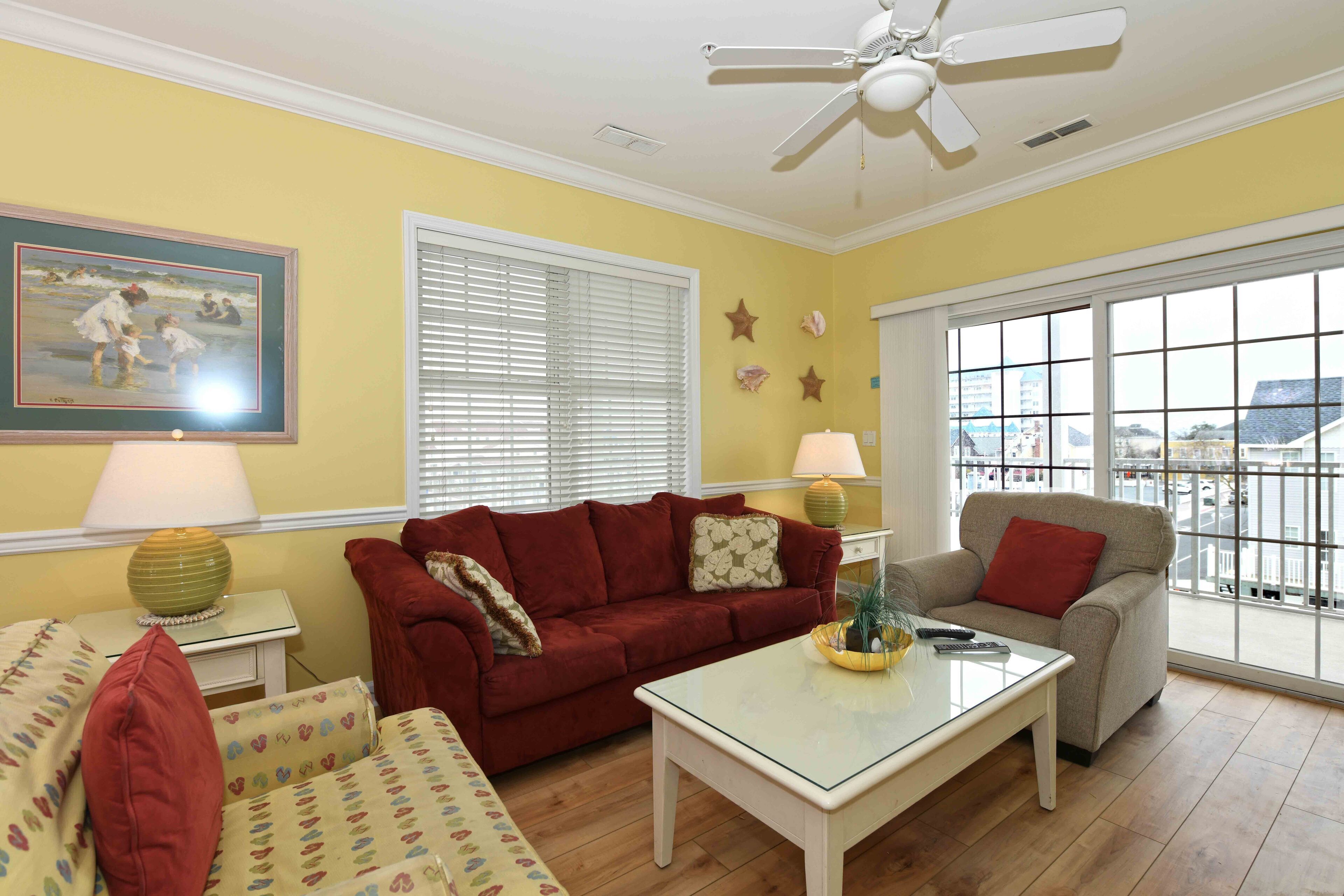 Een televisie, een open haard en een dvd-speler