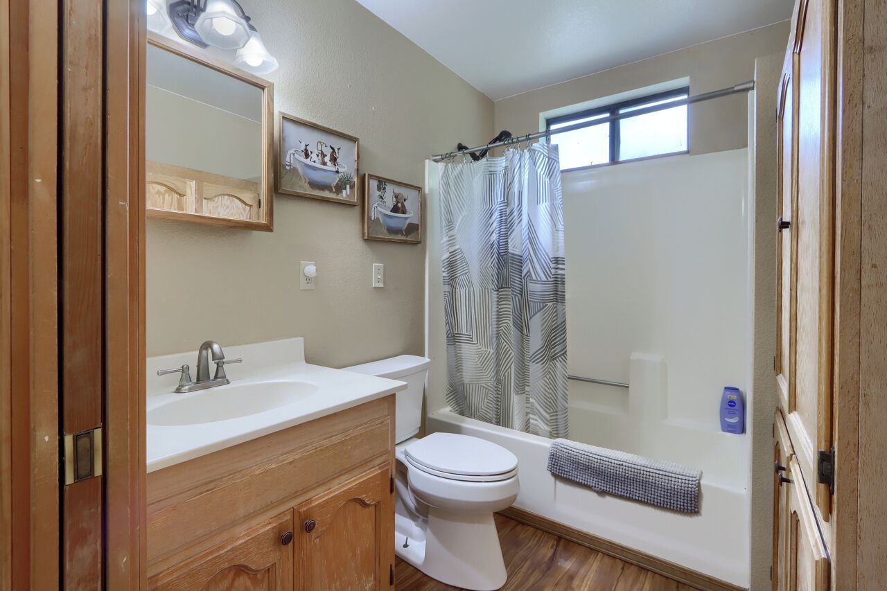 Ensemble douche/baignoire, sèche-cheveux, serviettes fournies, savon