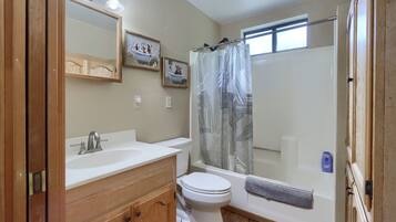 Ensemble douche/baignoire, sèche-cheveux, serviettes fournies, savon