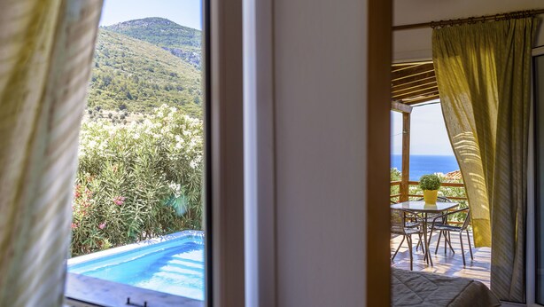 Ein Zimmer mit Blick auf Pool und Berge.