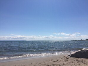 A beach with clear skies and calm water. - Gorgian Bay cottage for rent in Tiny (Tiny)
