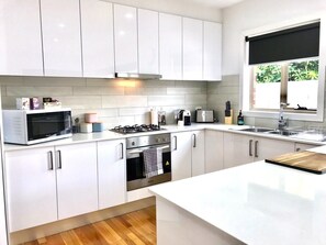 Fridge, microwave, oven, stovetop - Bacchus Marsh Villa unit 5 (Darley)