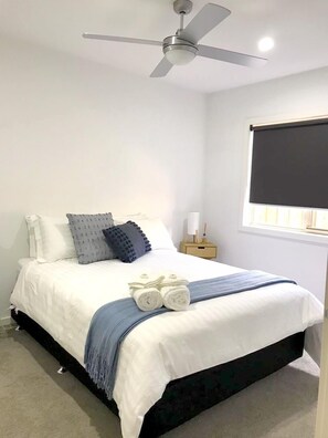 2 bedrooms, iron/ironing board, travel crib, free WiFi - Bacchus Marsh Villa unit 5 (Darley)