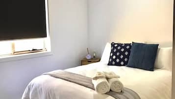 2 quartos, ferros/tábuas de passar roupa, berço de viagem