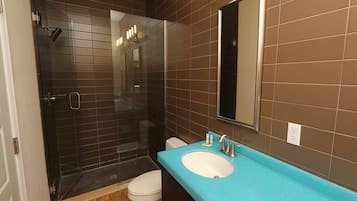 Bañera con ducha, secador de pelo, toallas