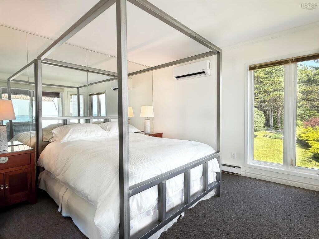 2 bedrooms, desk, iron/ironing board, WiFi (free)