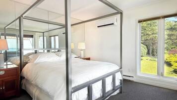 2 bedrooms, desk, iron/ironing board, WiFi (free)