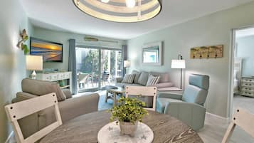 Télévision, lecteur de DVD, livres, chaßne hi-fi