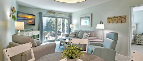 Televisión, reproductor de DVD, libros y estéreo