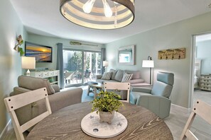 TV, DVD-spiller, bøker og stereoanlegg