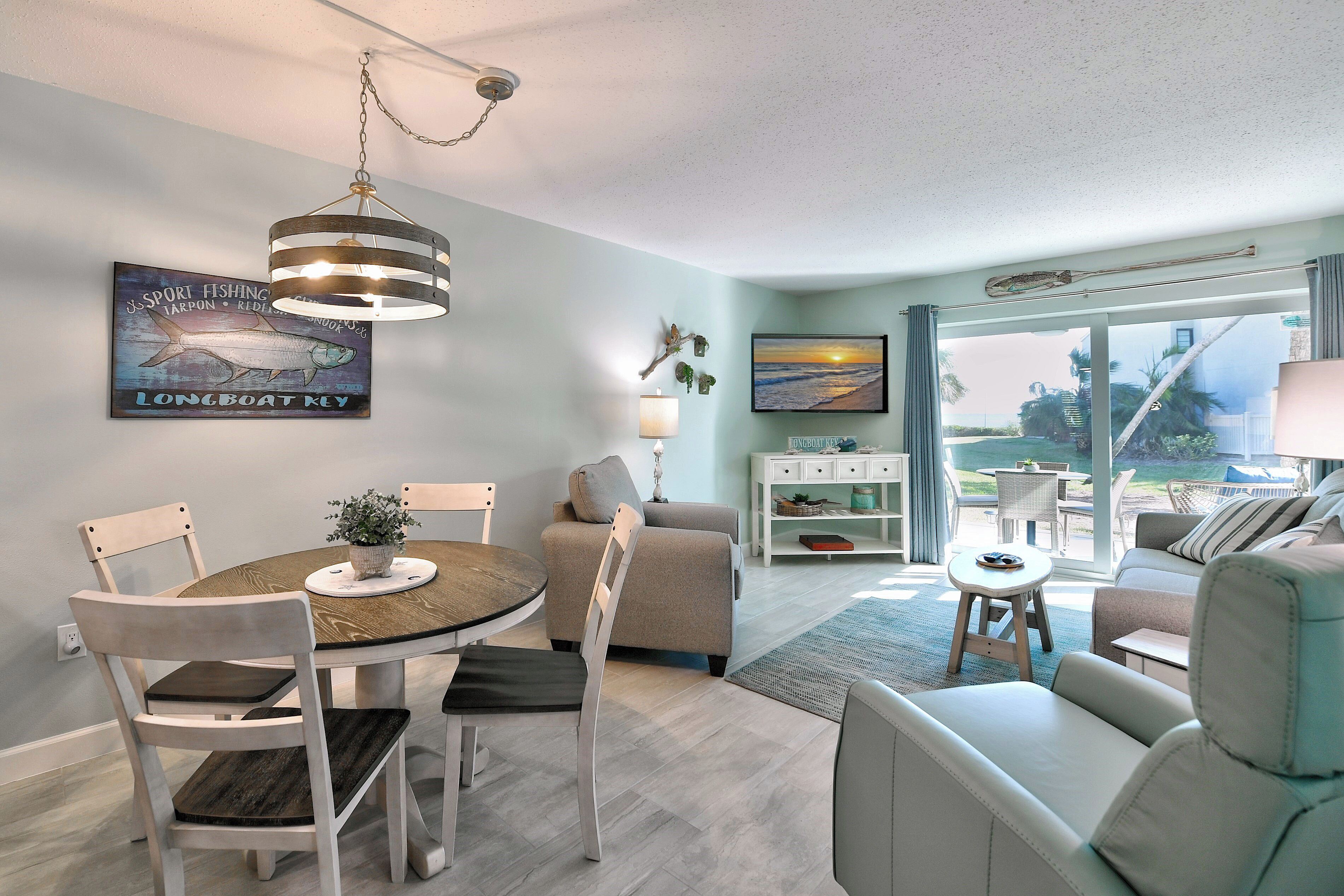 Télévision, lecteur de DVD, livres, chaîne hi-fi