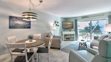 Télévision, lecteur de DVD, livres, chaßne hi-fi