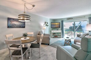 TV, DVD-spiller, bøker og stereoanlegg