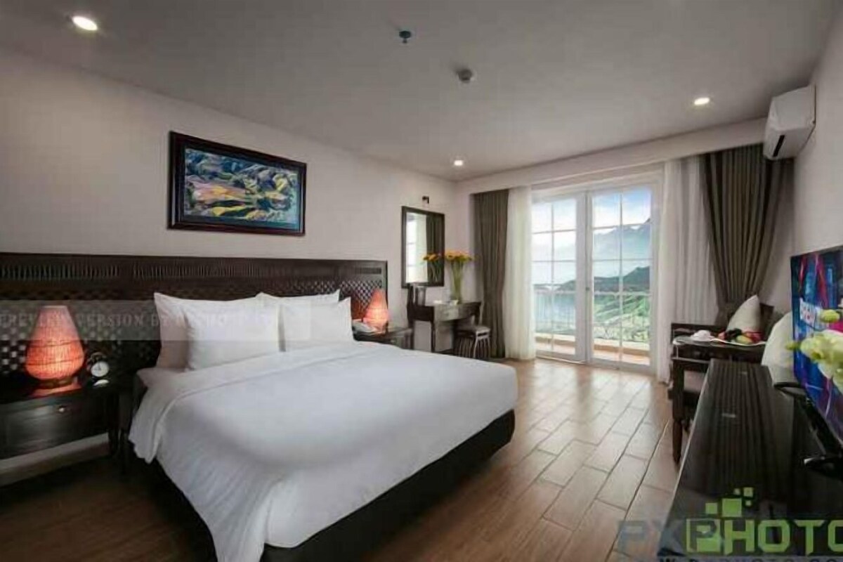 Premium bedding, in-room safe, laptop workspace, blackout drapes