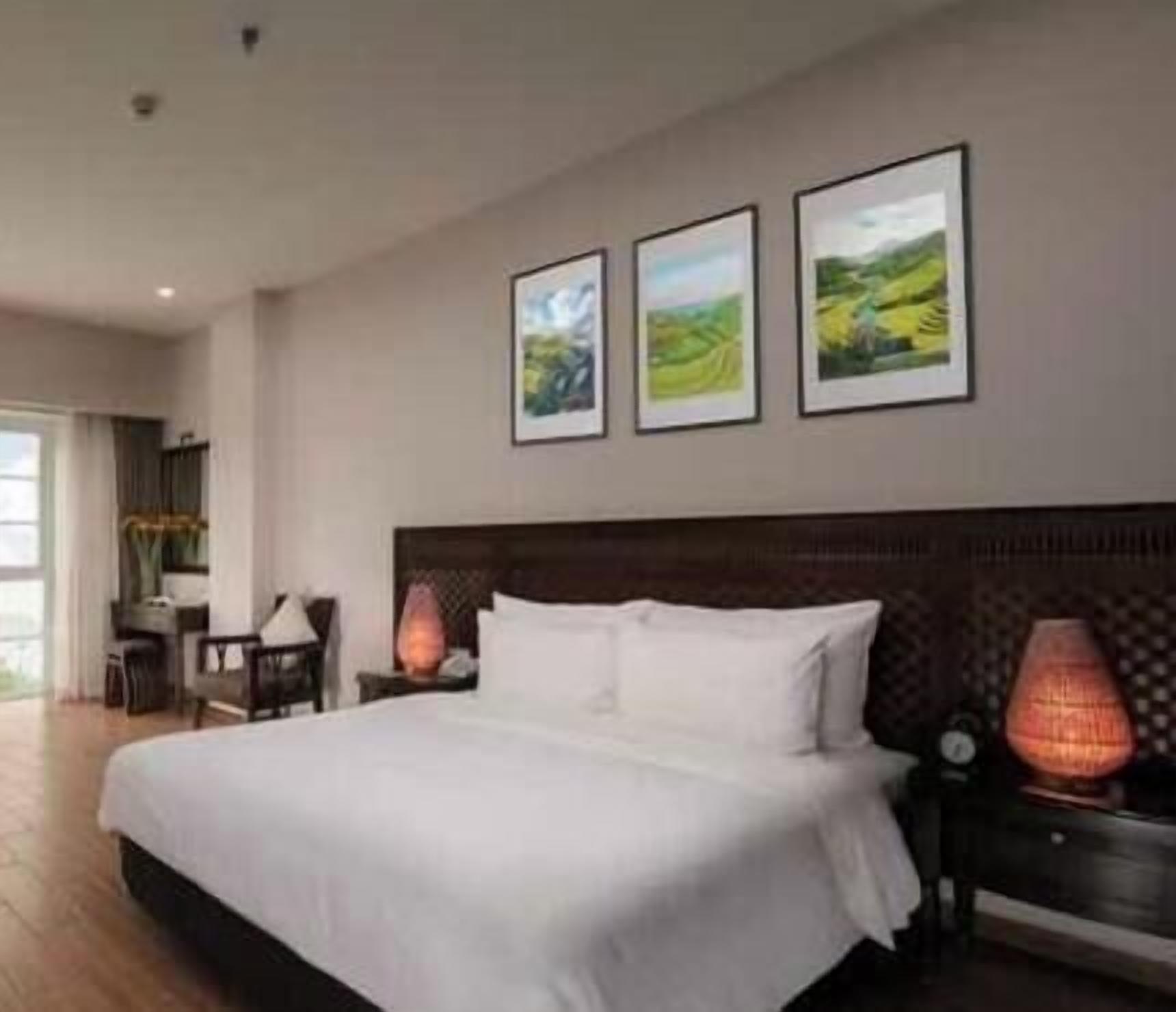 Premium bedding, in-room safe, laptop workspace, blackout curtains