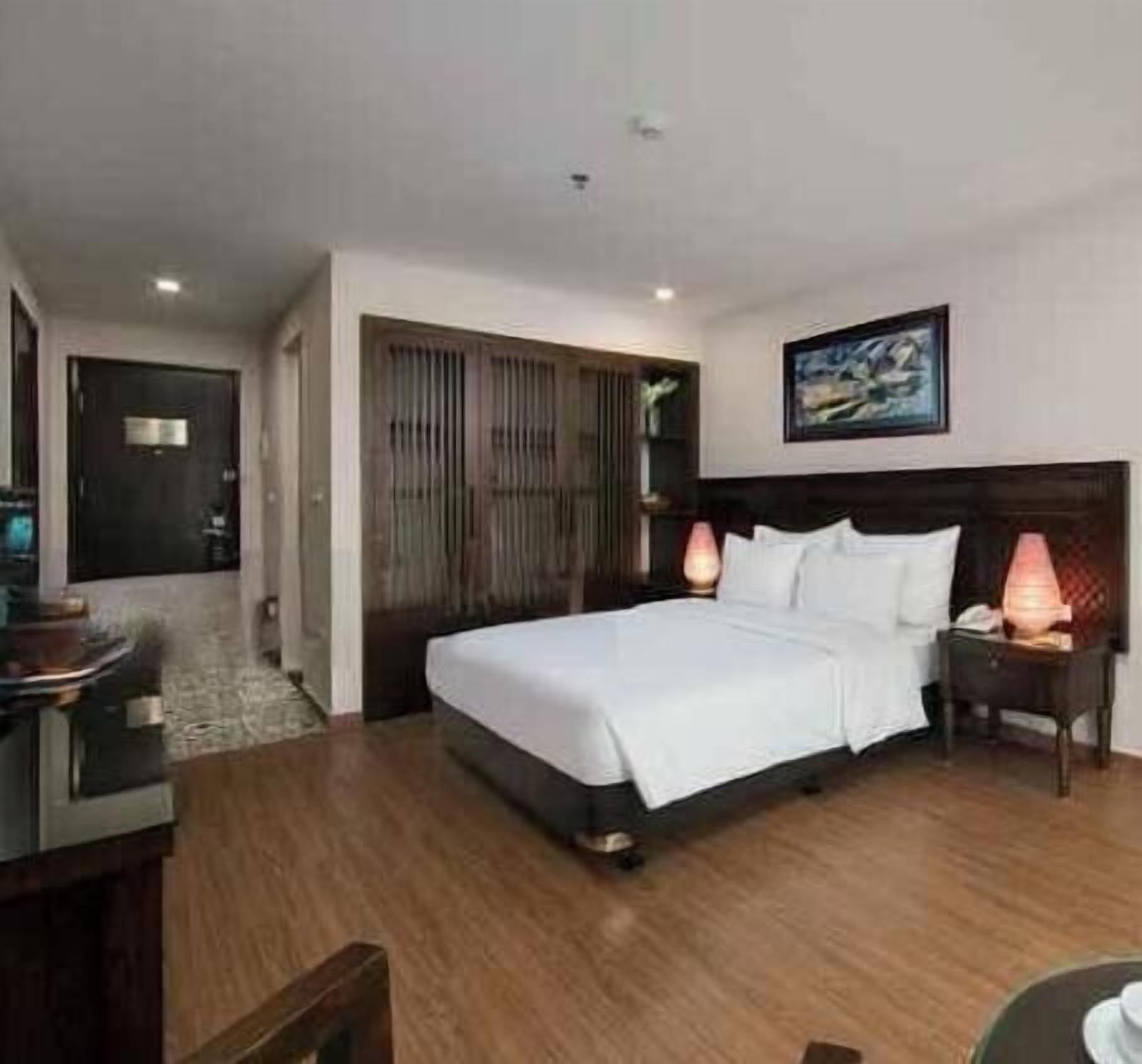 Premium bedding, in-room safe, laptop workspace, blackout drapes