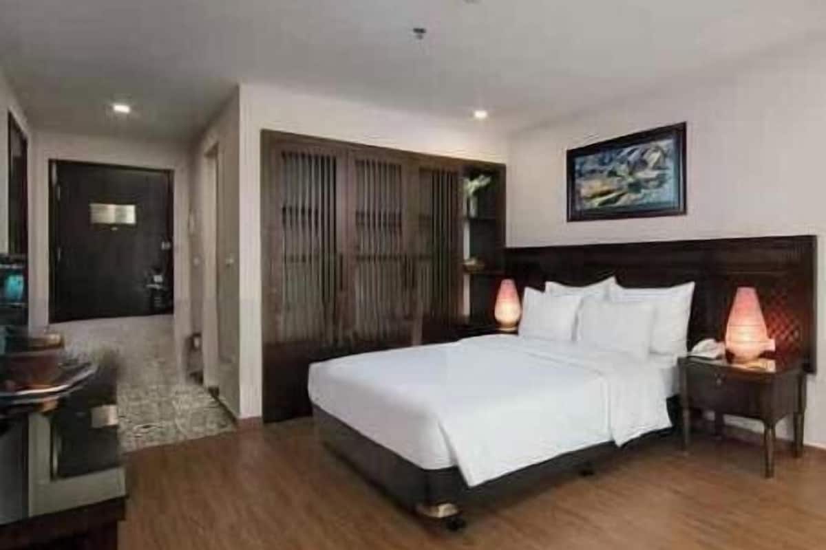 Premium bedding, in-room safe, laptop workspace, blackout drapes