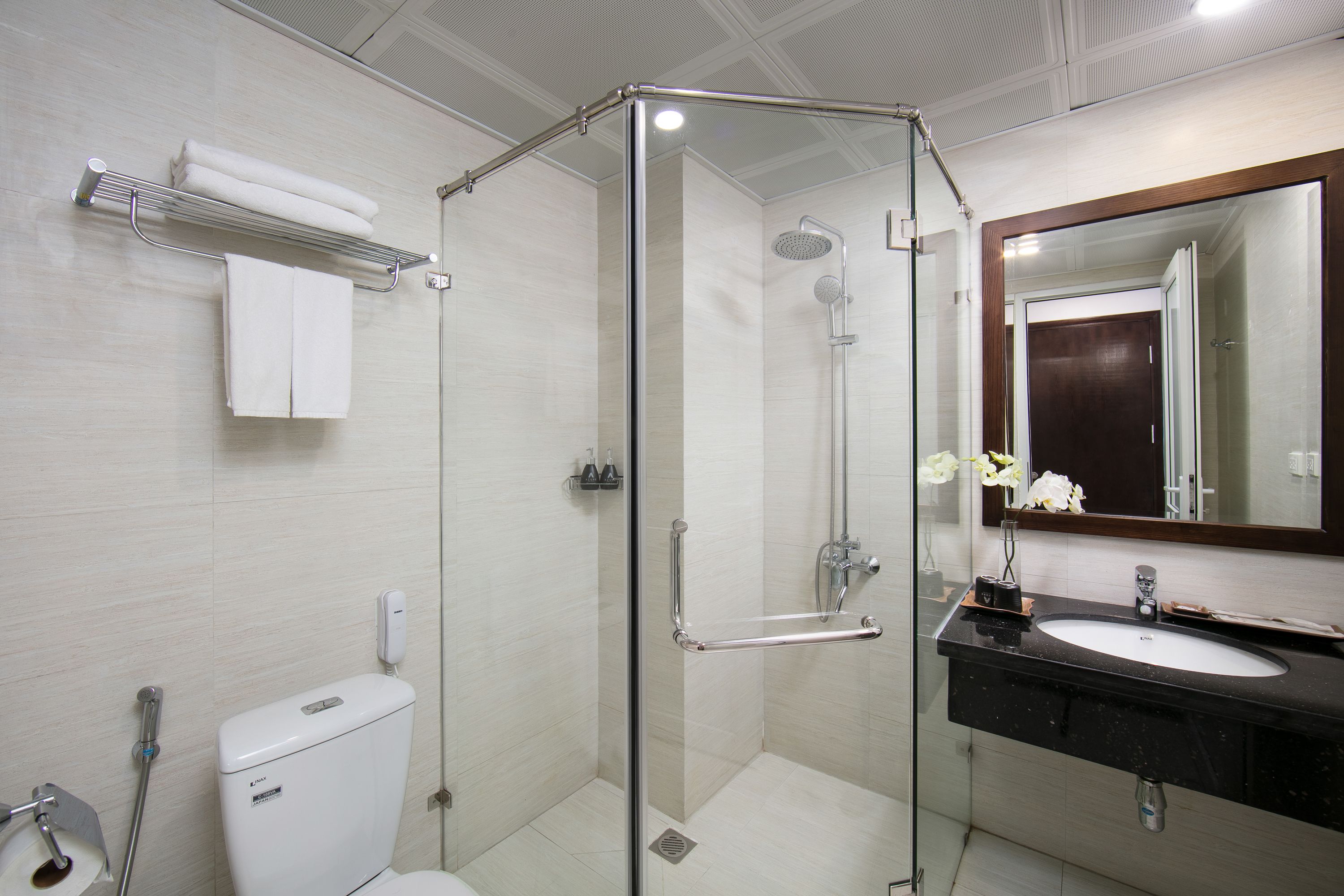 shower, rainfall showerhead, free toiletries, hair dryer