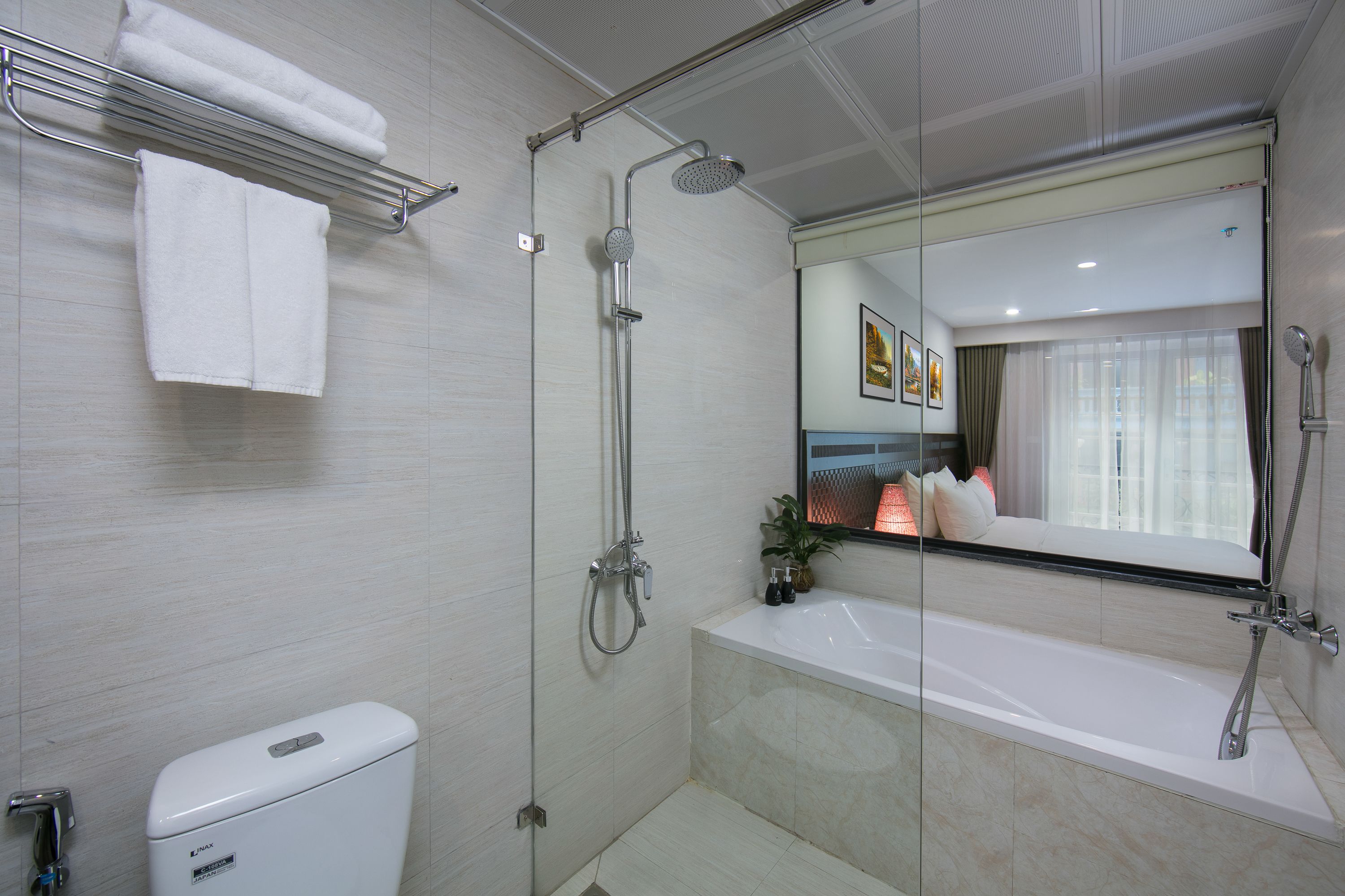 suite | bathroom | shower, rainfall showerhead, free toiletries, hair dryer