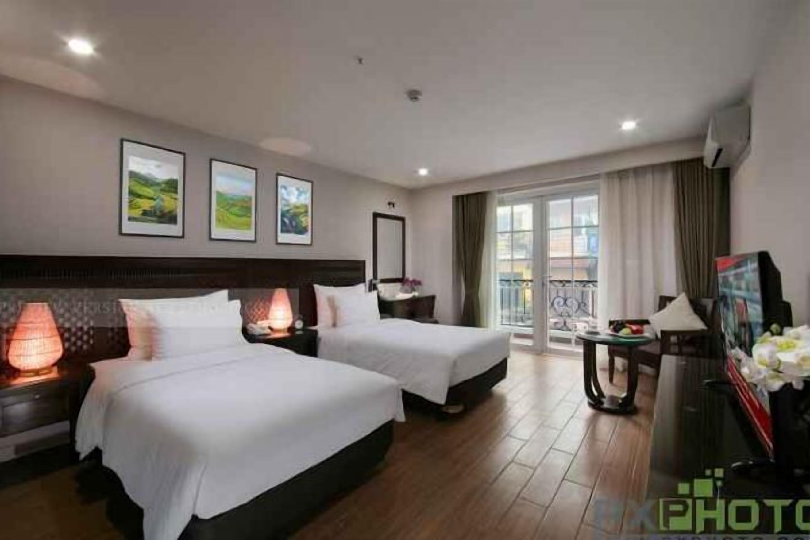 Premium bedding, in-room safe, laptop workspace, blackout curtains