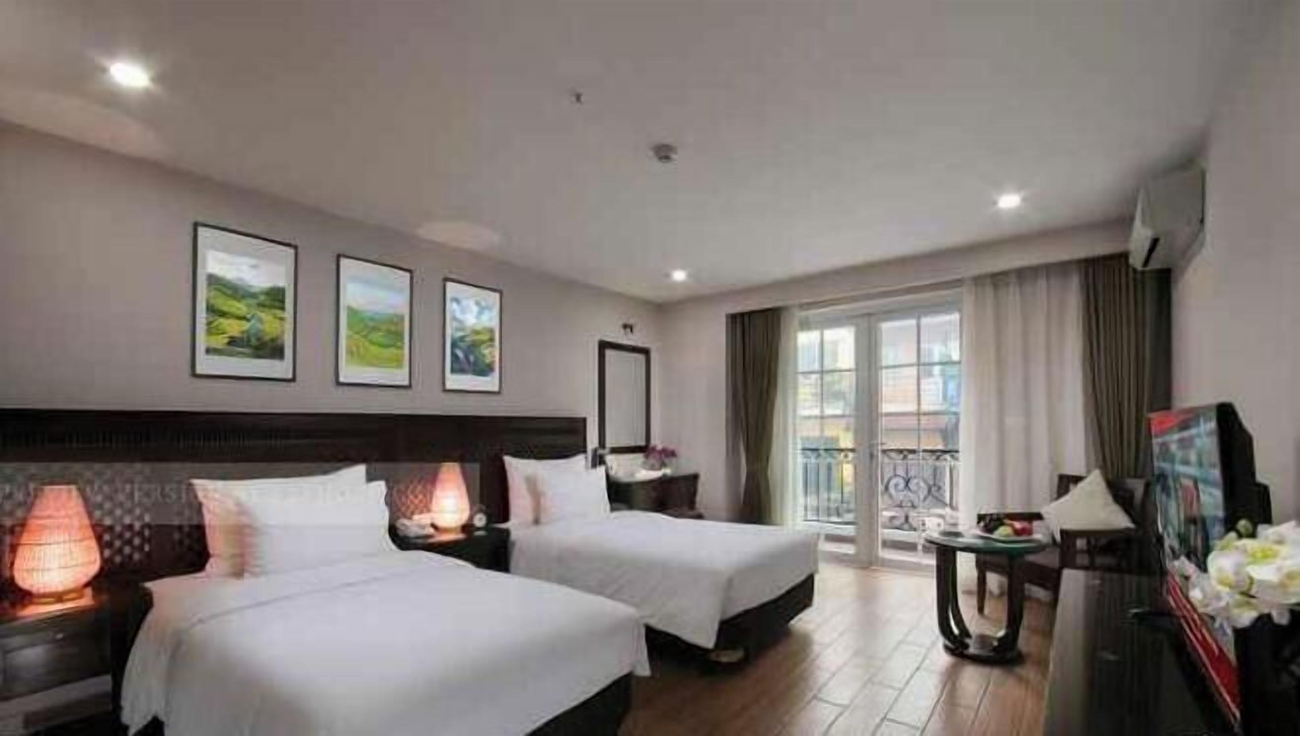 Ropa de cama de alta calidad y caja de seguridad en la habitación 