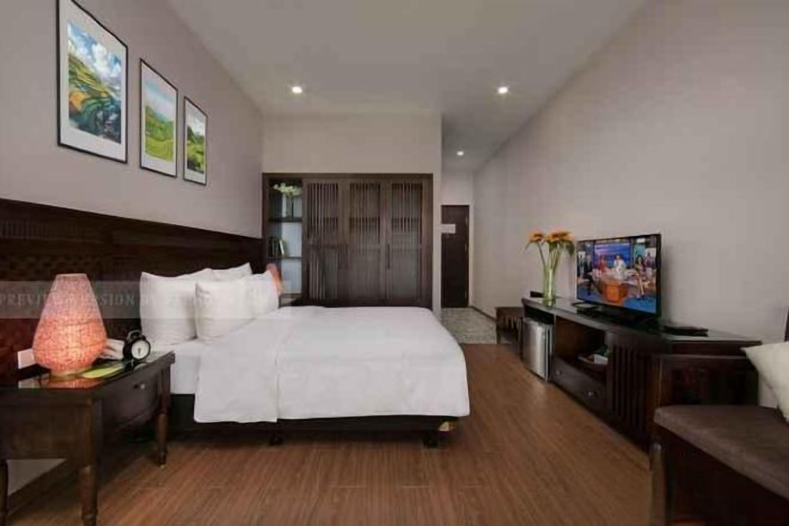 Premium bedding, in-room safe, laptop workspace, blackout drapes