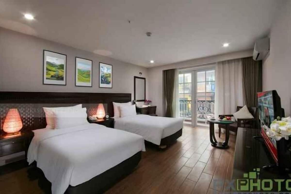 Premium bedding, in-room safe, laptop workspace, blackout drapes