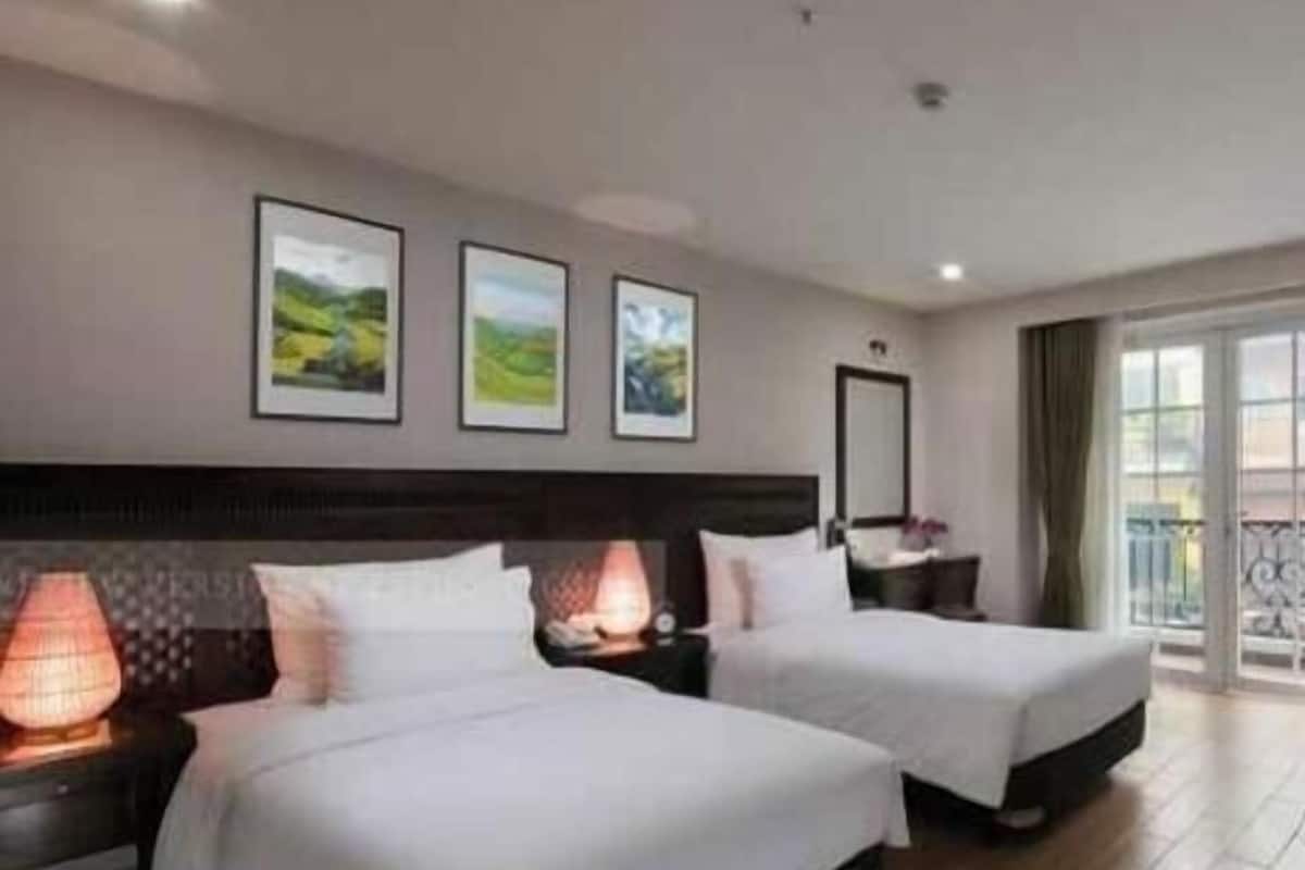 Premium bedding, in-room safe, laptop workspace, blackout curtains