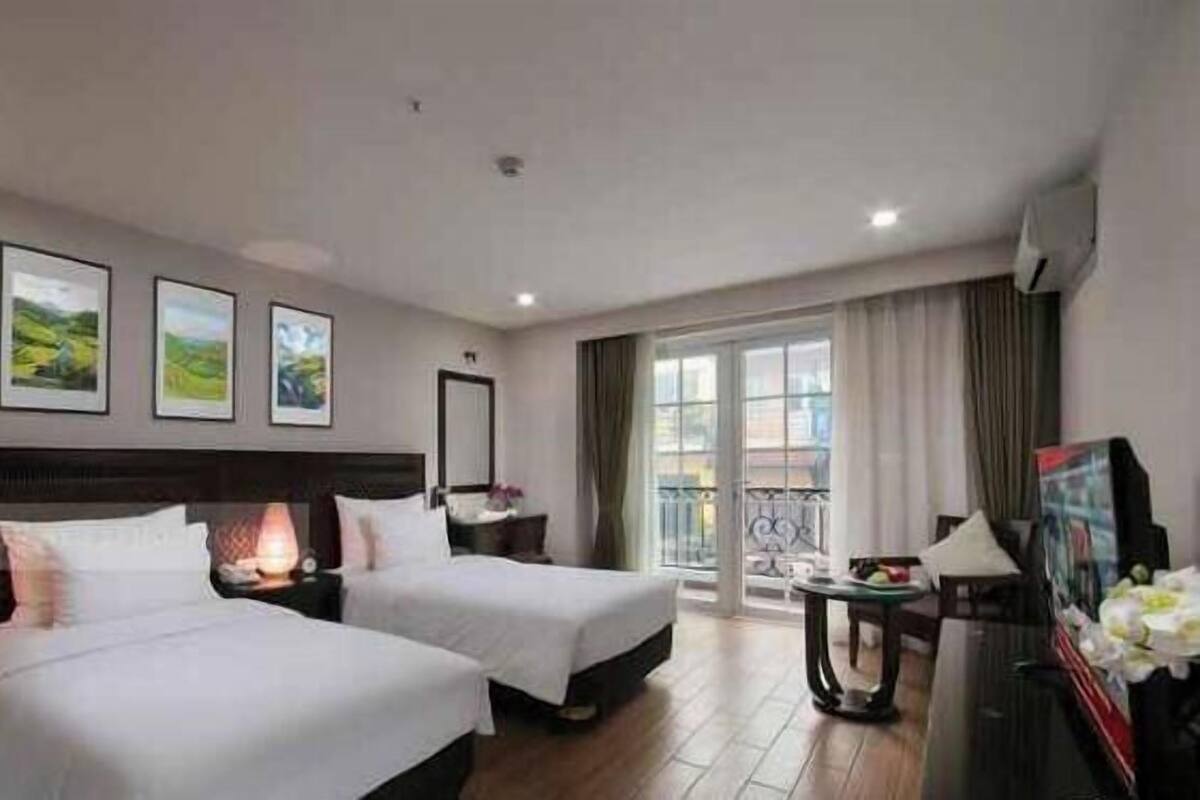 Premium bedding, in-room safe, laptop workspace, blackout curtains