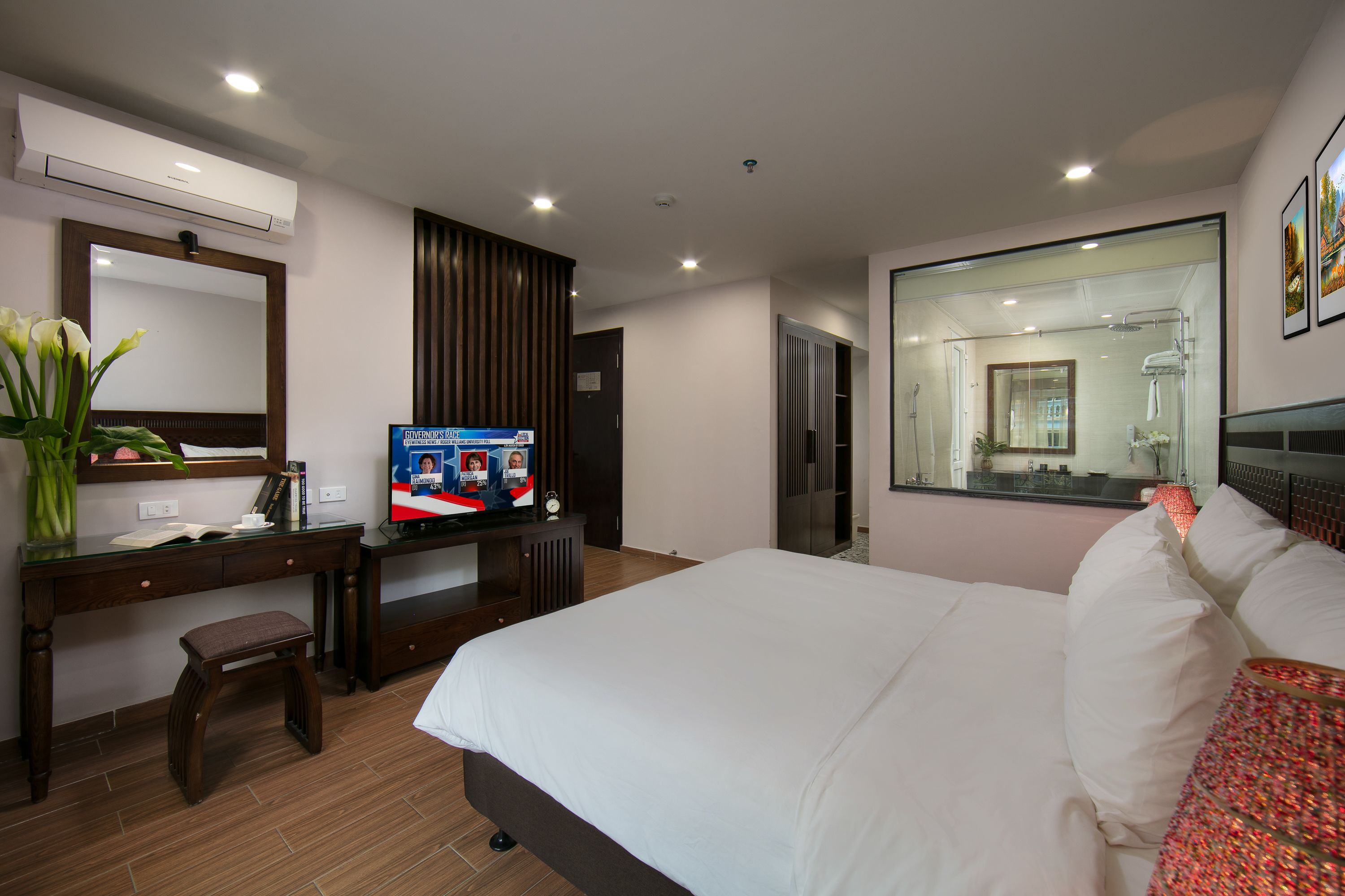 suite | 1 bedroom, premium bedding, in-room safe, laptop workspace