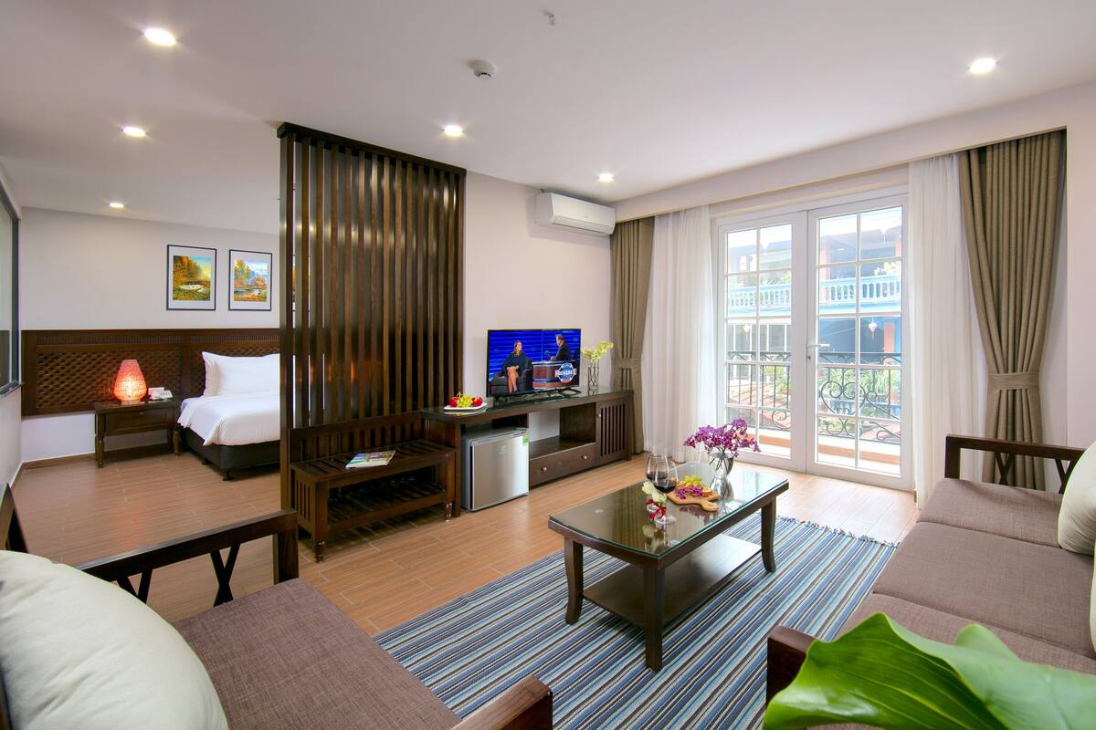 Suite | Premium bedding, in-room safe, laptop workspace, blackout drapes