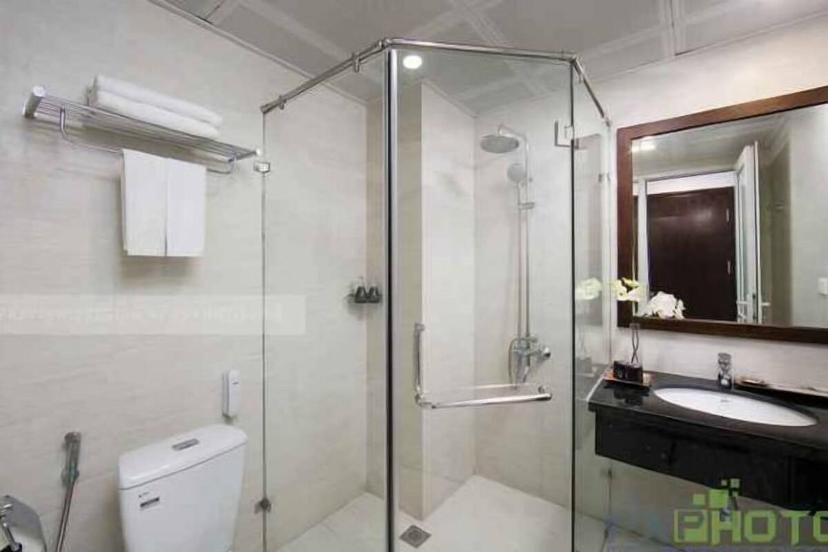 Shower, rainfall showerhead, free toiletries, hair dryer