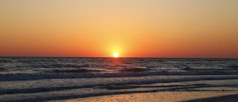 Am Strand, Sonnenschirme