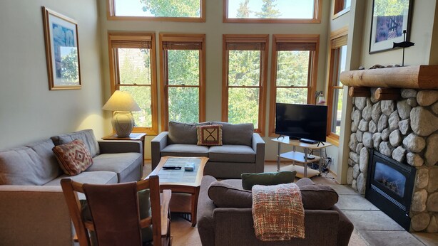 TV, fireplace - Snowcreek Resort Vacation Rental 858 (Mammoth Lakes)